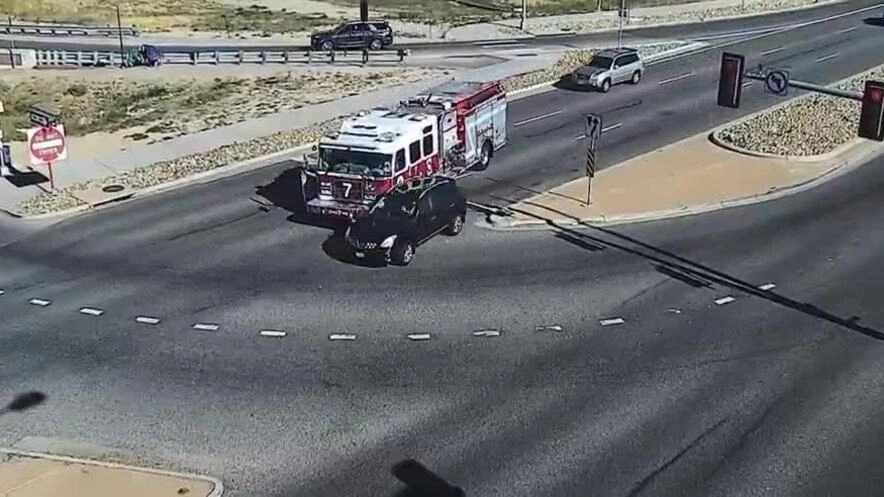 Ôtô con tạt đầu xe cứu hỏa làm ba người lính bị thương