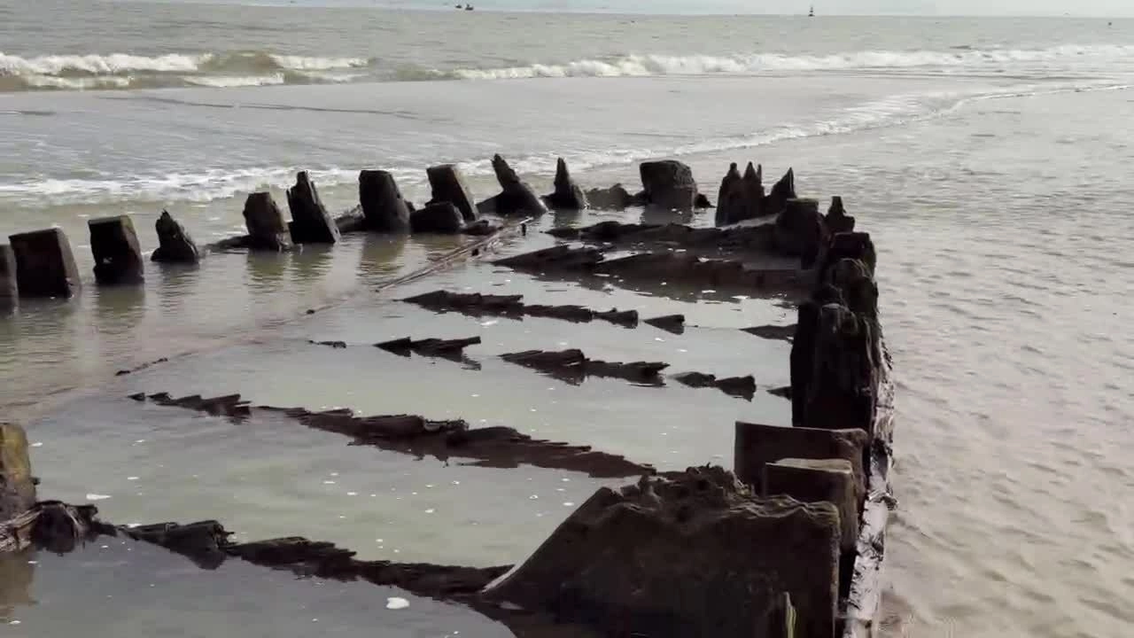 Phát lộ xác tàu cổ ở biển Hội An