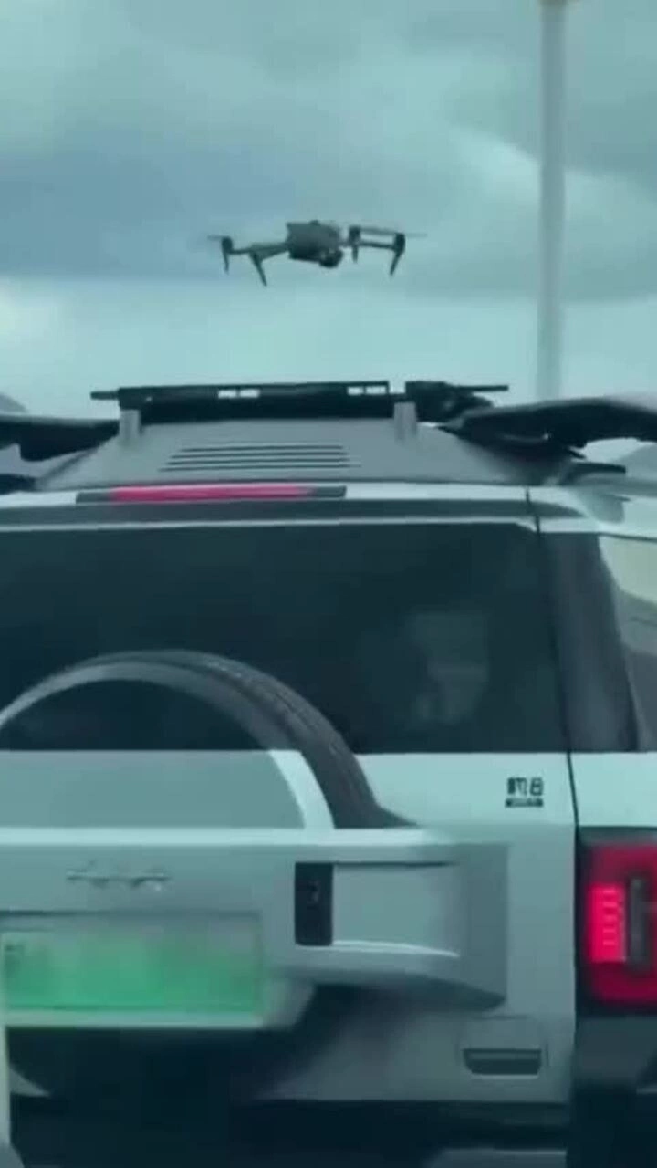 Tài xế dùng drone của ôtô thám thính đám tắc đường