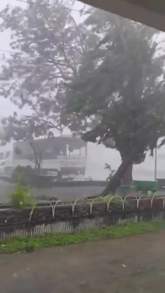 Siêu bão Fung Wong gây mưa lớn ở Philippines