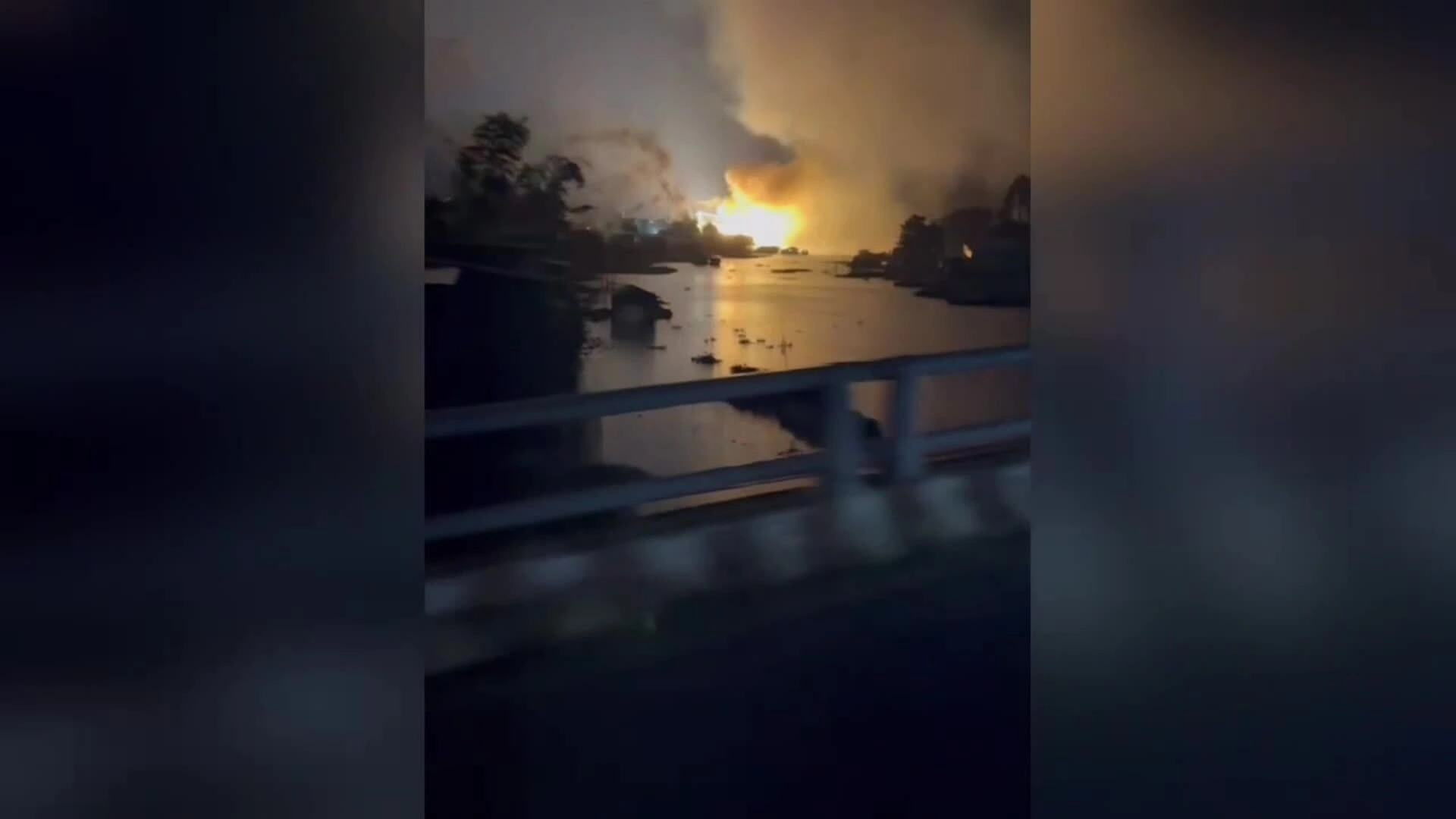 Trụ điện phát nổ, cháy lan sang nhà dân