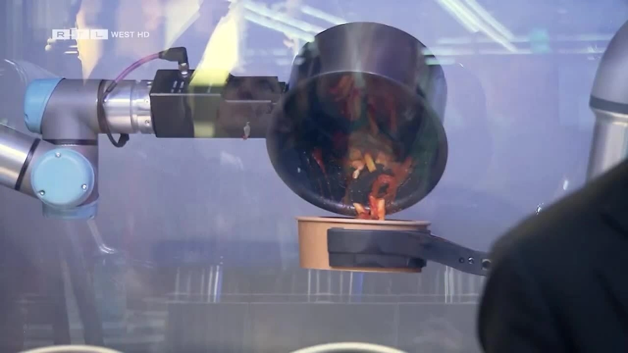 Bếp robot AI phục vụ 120 món ăn mỗi giờ