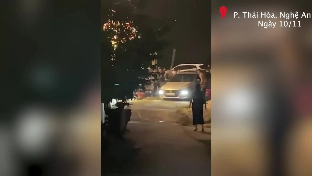 Nhiều người bao vây, đập phá ôtô