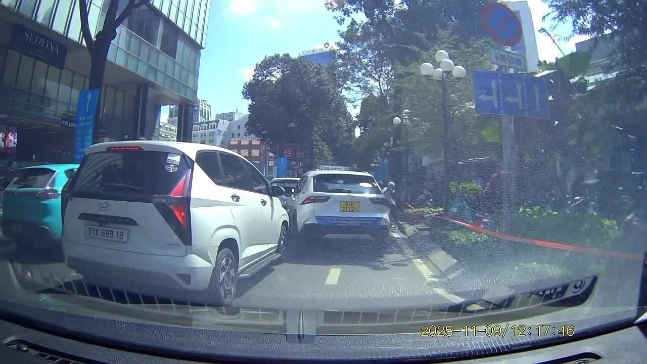 Taxi đâm người hàng loạt