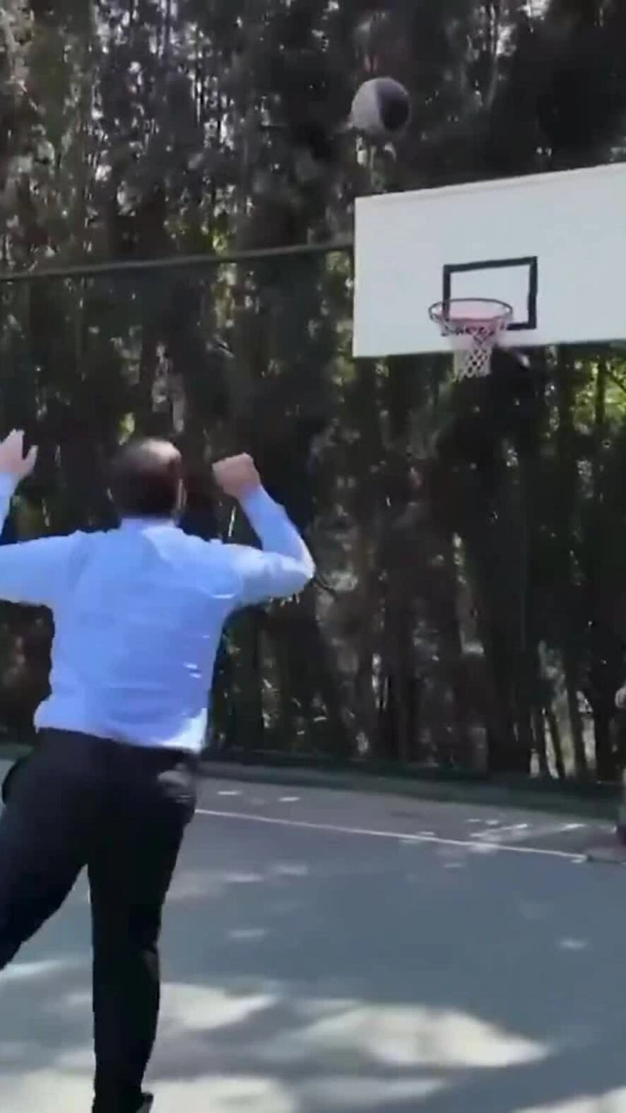 Tổng thống Syria chơi bóng rổ với quan chức Mỹ