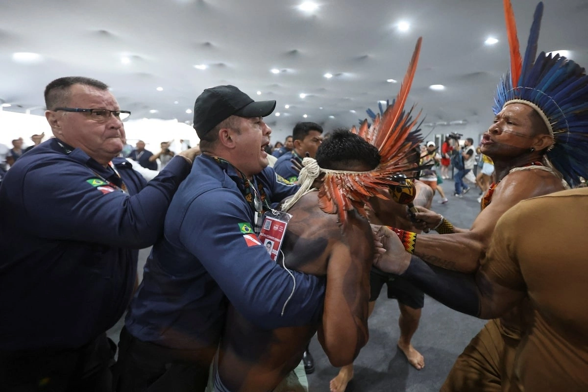 Thổ dân Brazil xông vào hội nghị khí hậu Liên Hợp Quốc