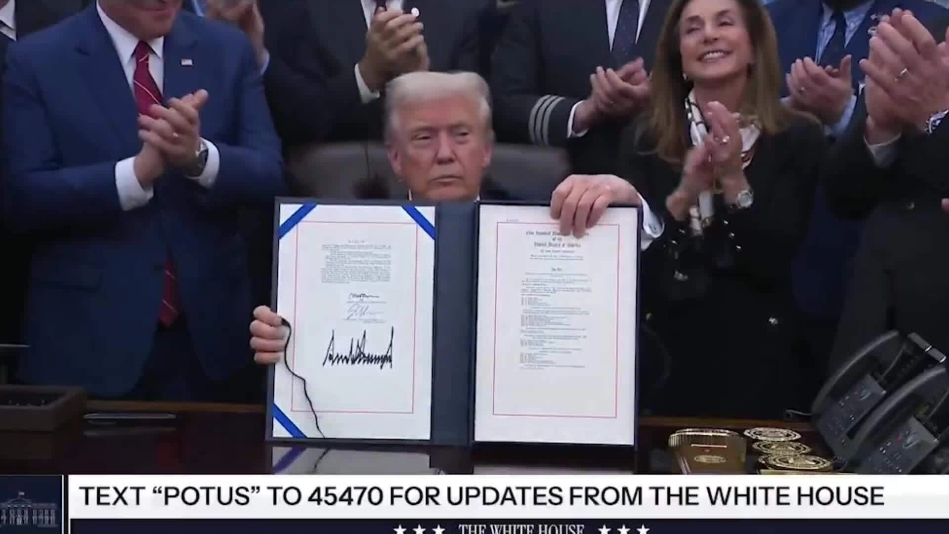 Tổng thống Trump ký duyệt đạo luật mở cửa chính phủ