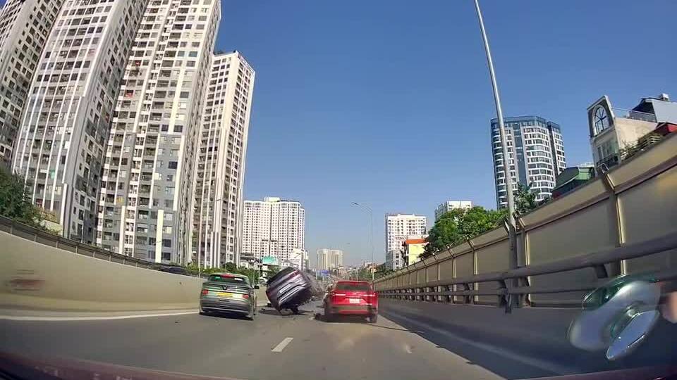 SUV mất kiểm soát và 'leo' lên xe khác trên đường