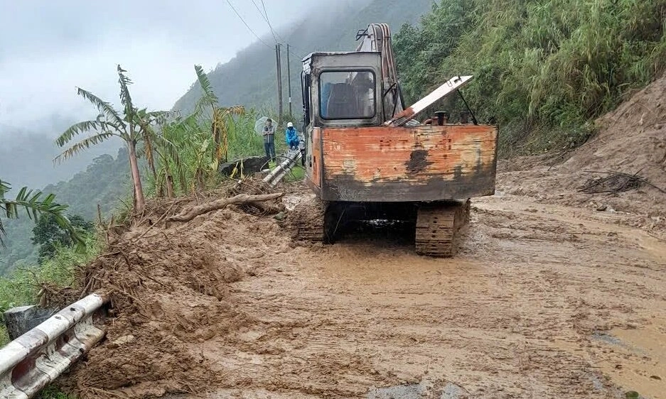 Đèo Vi Ô Lắc sạt lở, ôtô ùn ứ 2 km