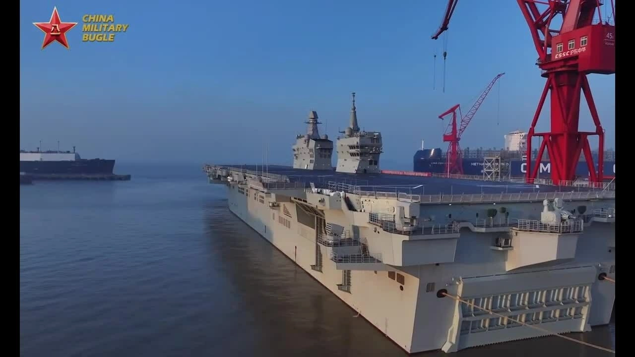 Tàu đổ bộ siêu lớn của Trung Quốc lần đầu ra biển