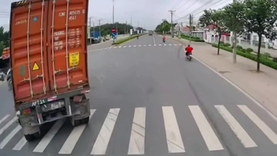 Nam thanh niên lao xe máy vào gầm xe container