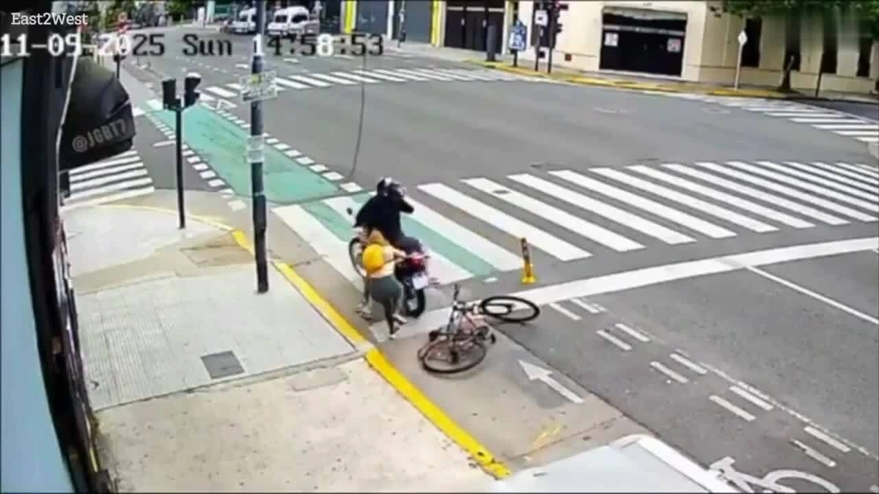 Nữ du khách chống trả hai kẻ giật điện thoại