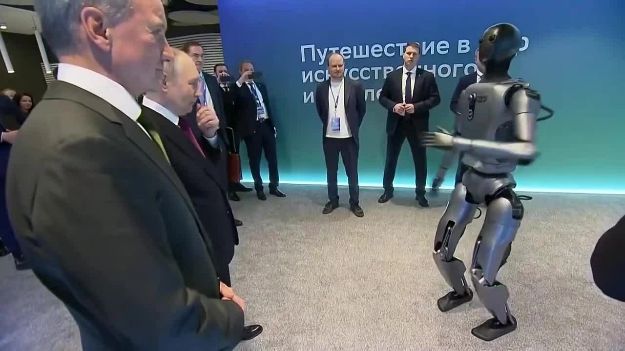 Robot hình người Nga nhảy múa trước mặt ông Putin