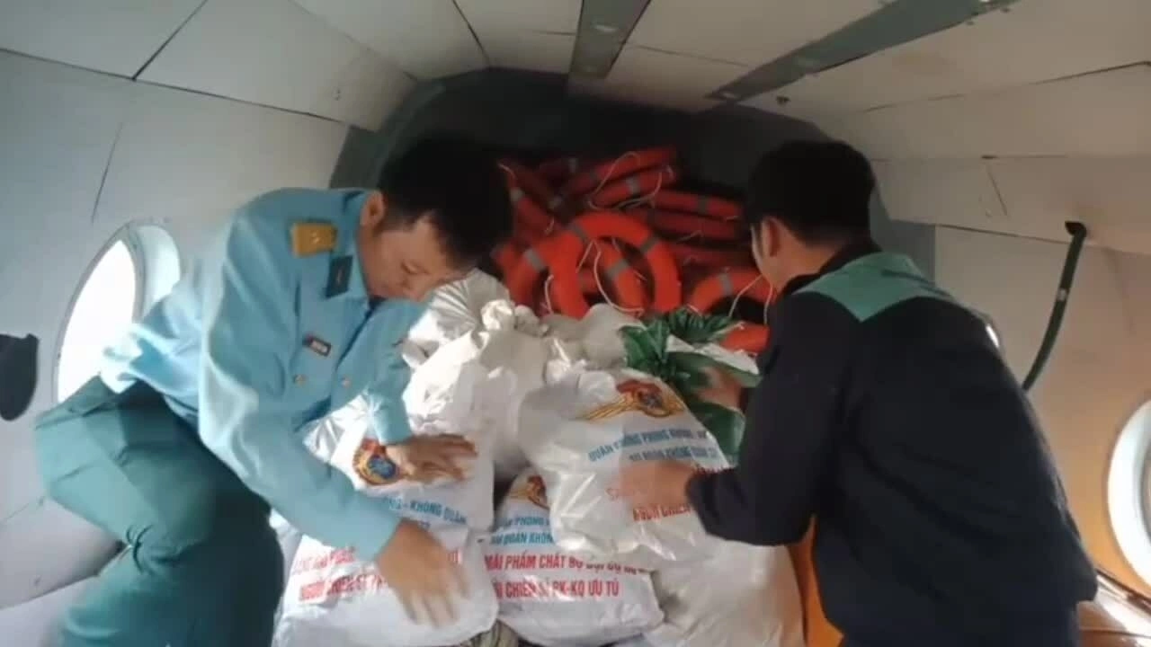 Video quân đội dùng trực thăng cứu trợ người dân vùng lũ