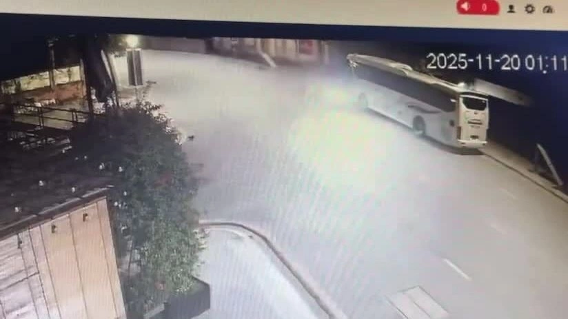 Xe sang đâm ôtô khách đỗ ven đường, một người tử vong - Báo VnExpress