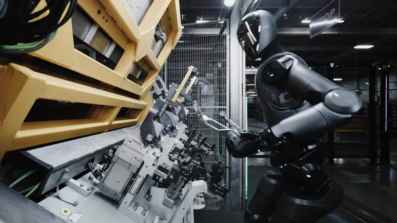 Robot hình người làm việc trong nhà máy ôtô 'nghỉ hưu'