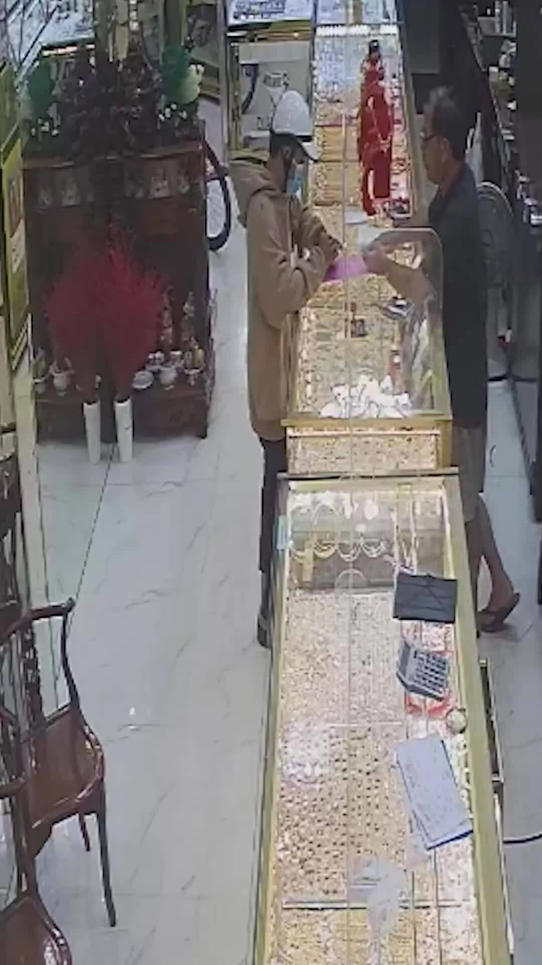 Khoảnh khắc nam thanh niên cướp tiệm vàng rồi bỏ chạy