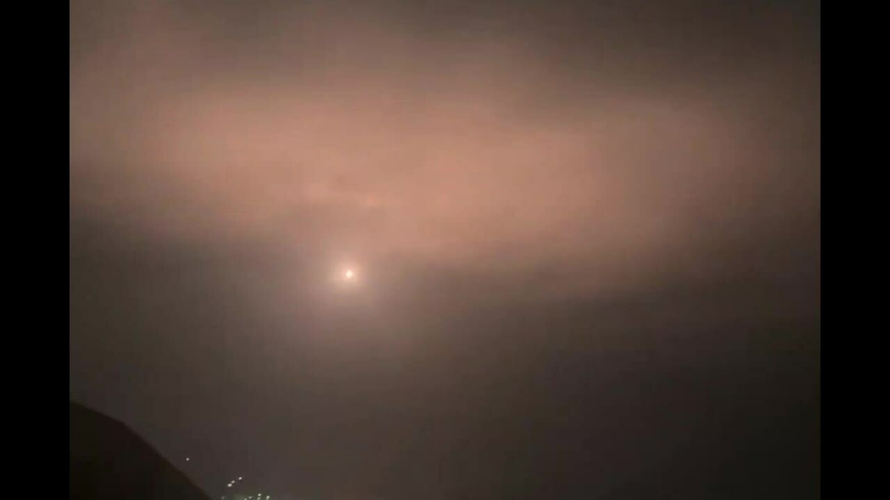 Xuất hiện video nghi tên lửa Nga phóng xịt, lao xuống nhà dân