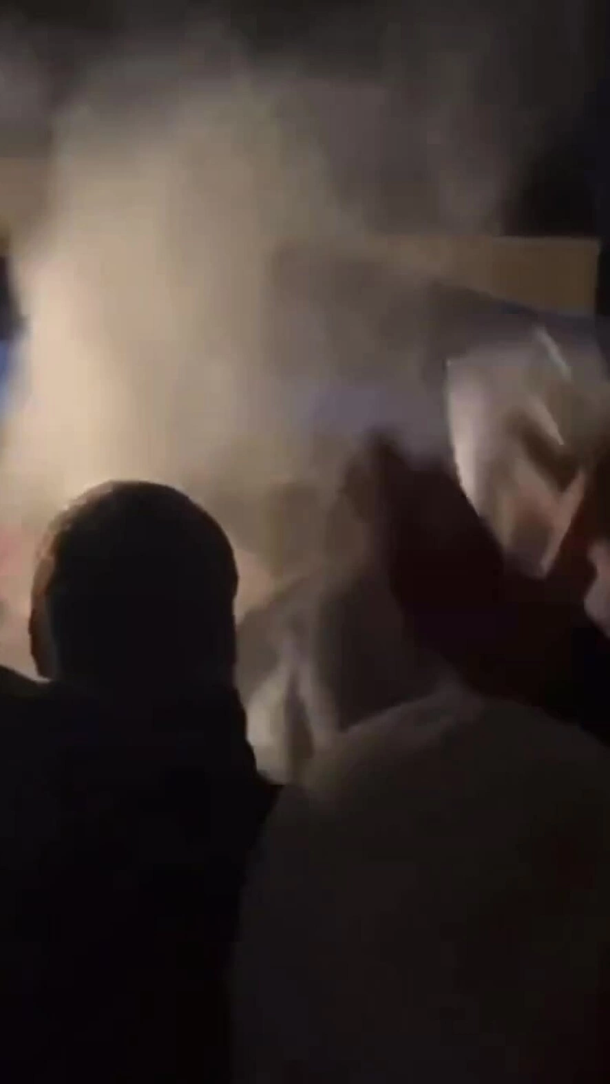 Lãnh đạo đảng cực hữu Pháp bị ném trứng, bột mì