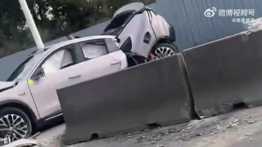 Ôtô gãy đôi sau va chạm, nữ tài xế thoát chết