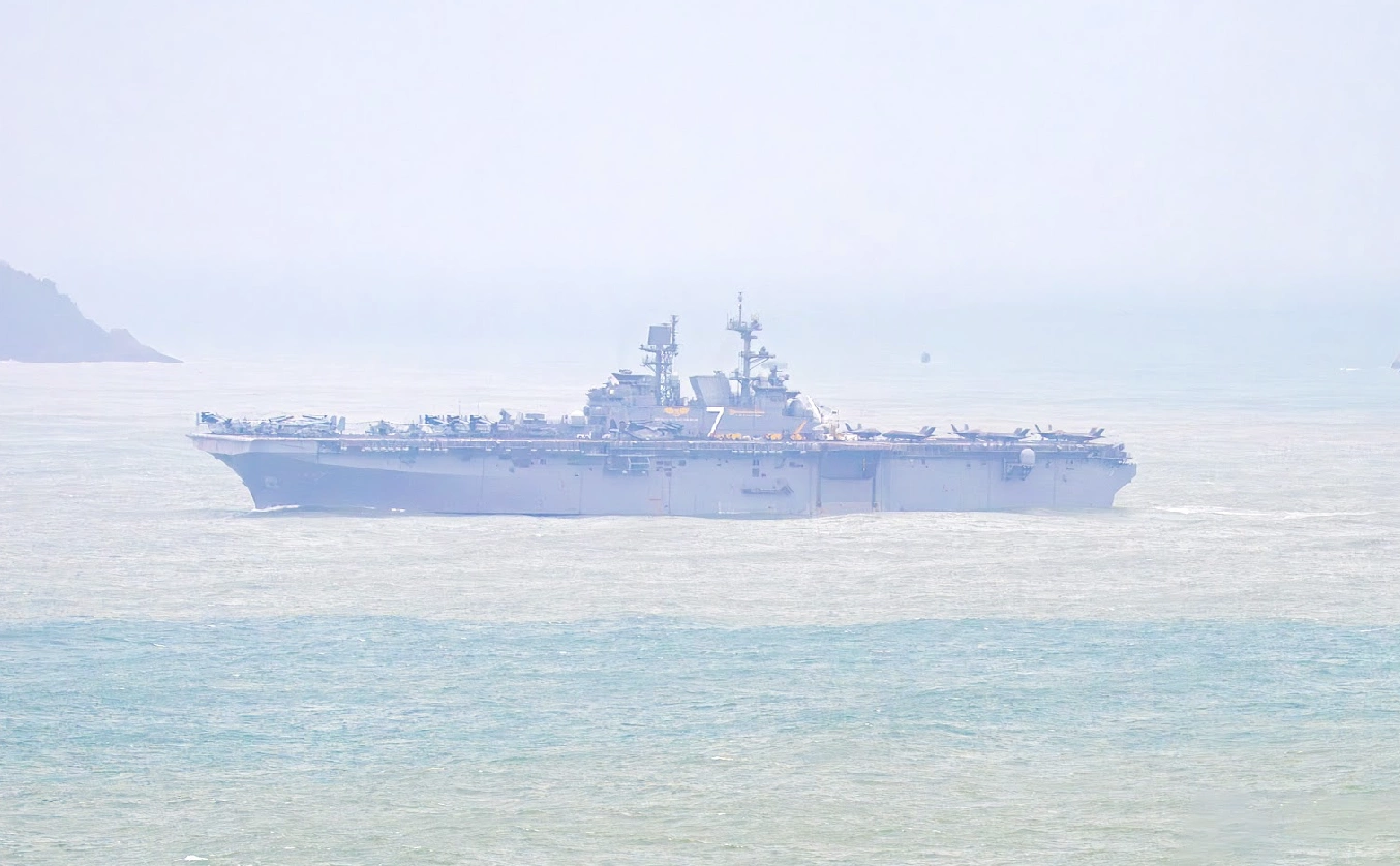 Video tàu đổ bộ USS Tripoli di chuyển vào vùng biển Đà Nẵng
