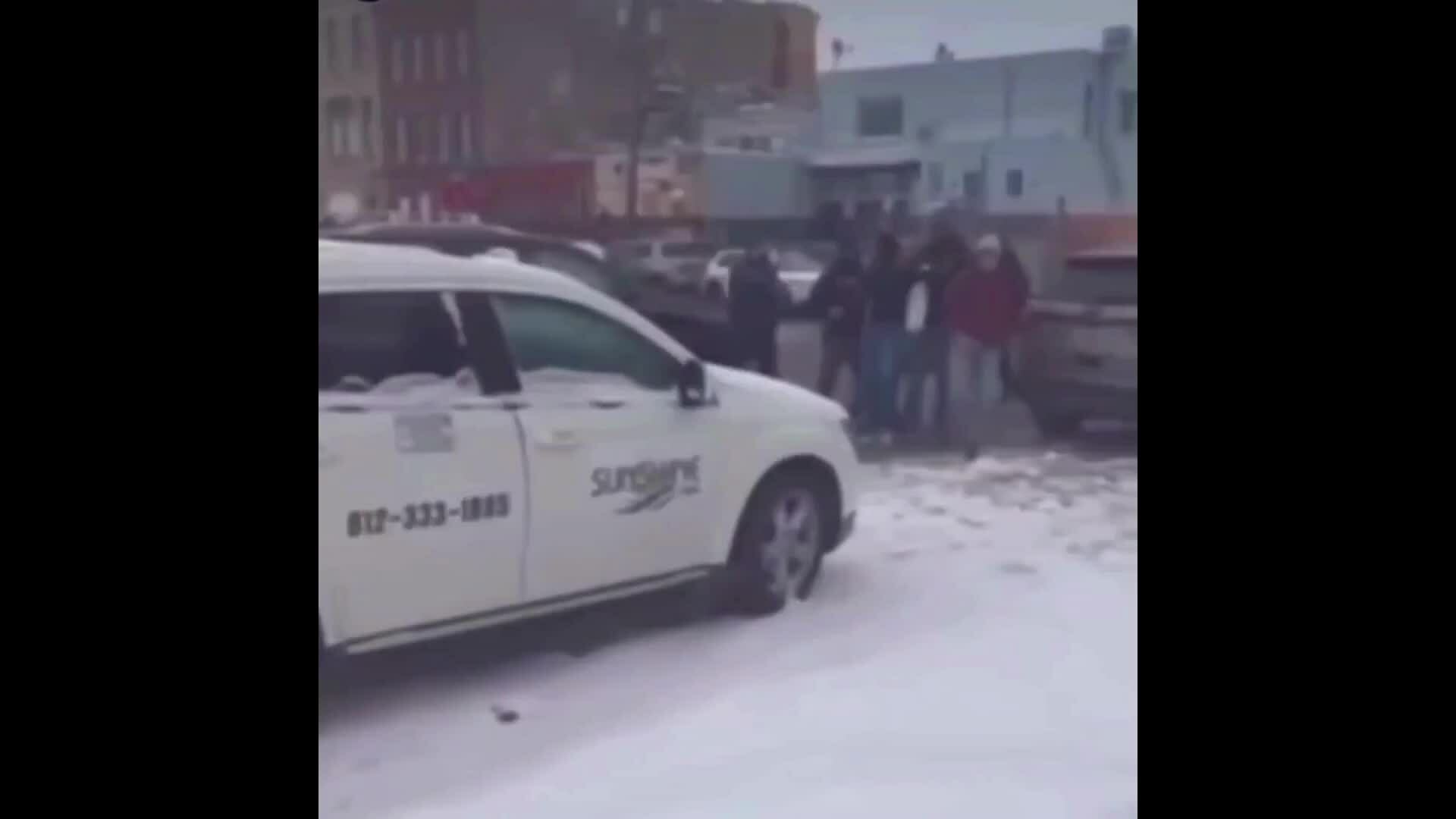 Đặc vụ ICE ghè đầu, bắt công dân Mỹ