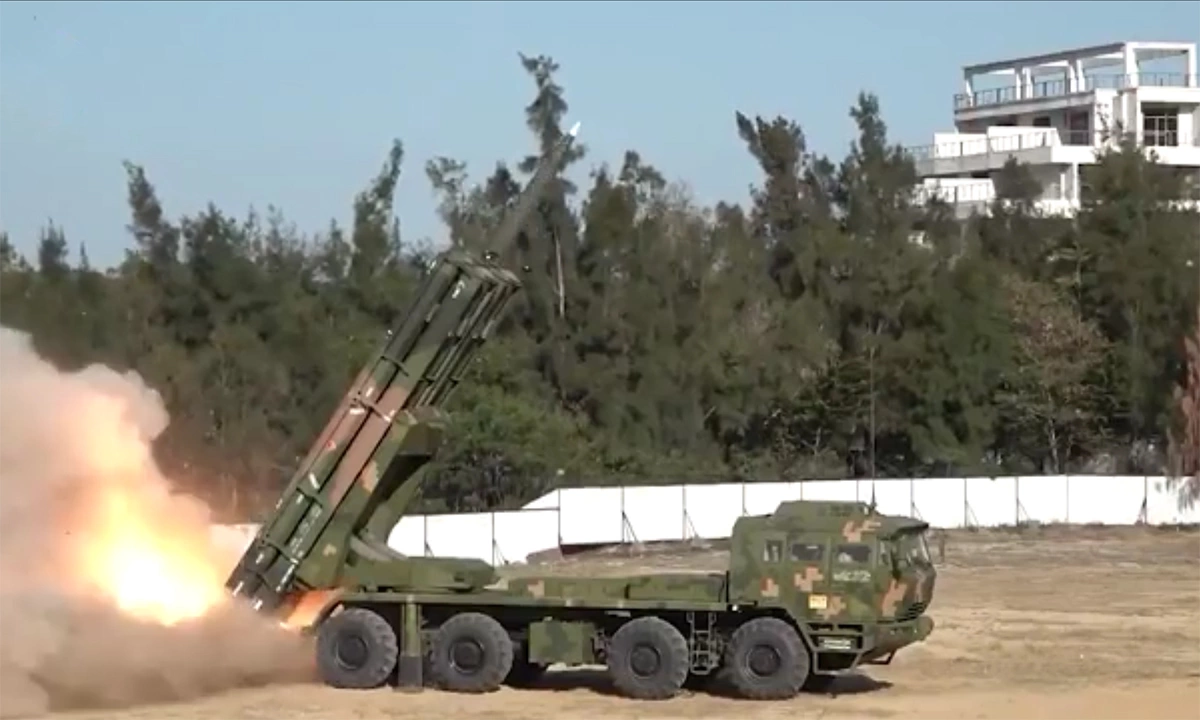 Khoảnh khắc Trung Quốc phóng loạt rocket trong diễn tập gần Đài Loan