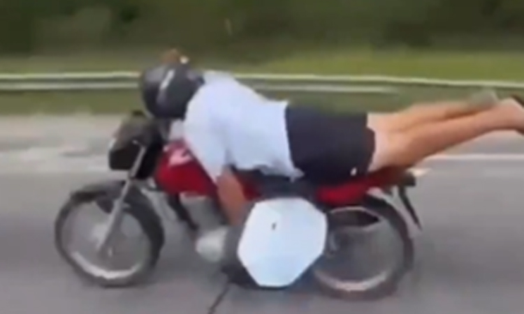 Nằm lái xe kiểu siêu nhân, tay lái môtô gặp nạn trên cao tốc