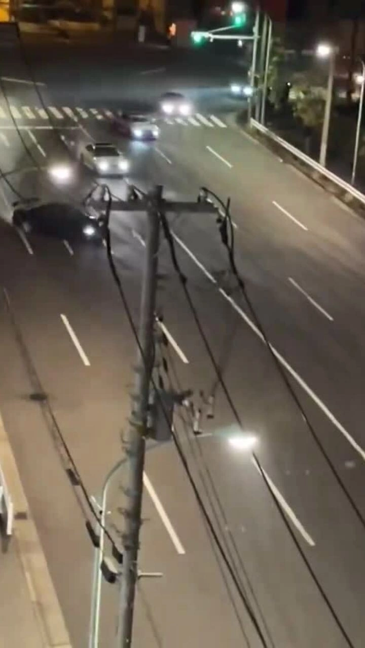 Loạt xe nối đuôi drift náo loạn đường phố Tokyo