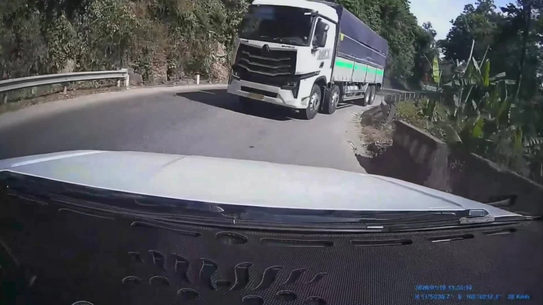 Xe tải vượt ẩu ở cua gấp suýt đấu đầu ôtô