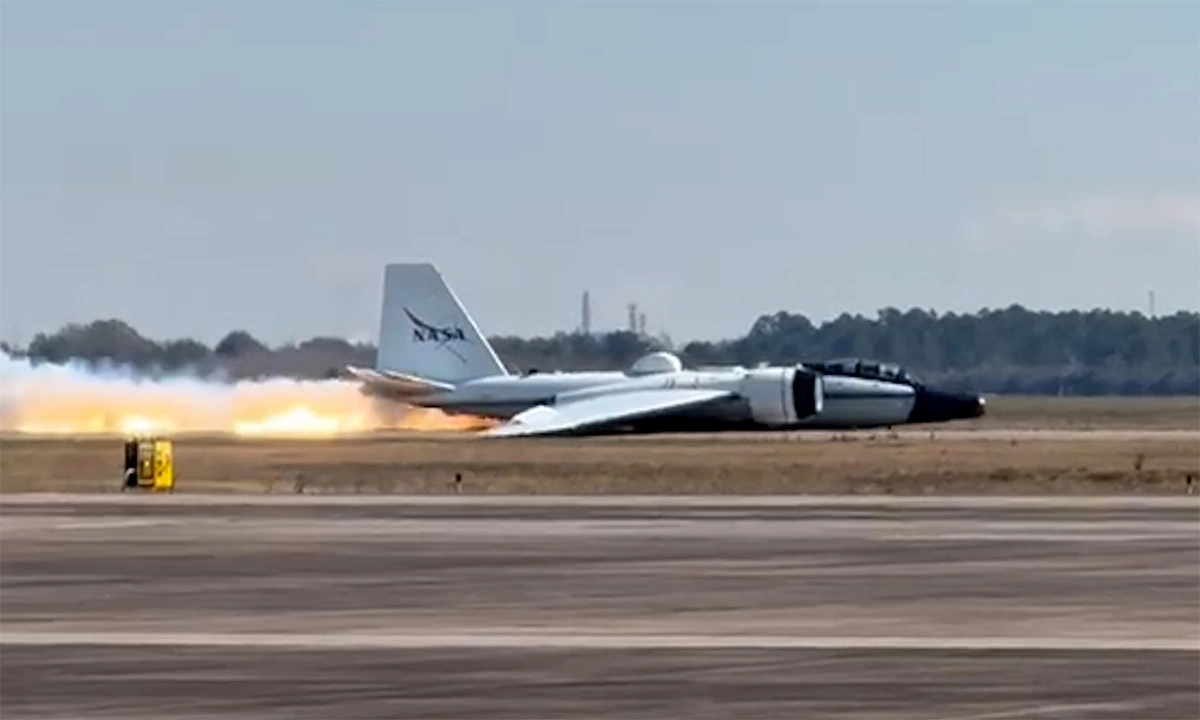 Phi cơ nghiên cứu hàng hiếm của Mỹ mài bụng trên đường băng