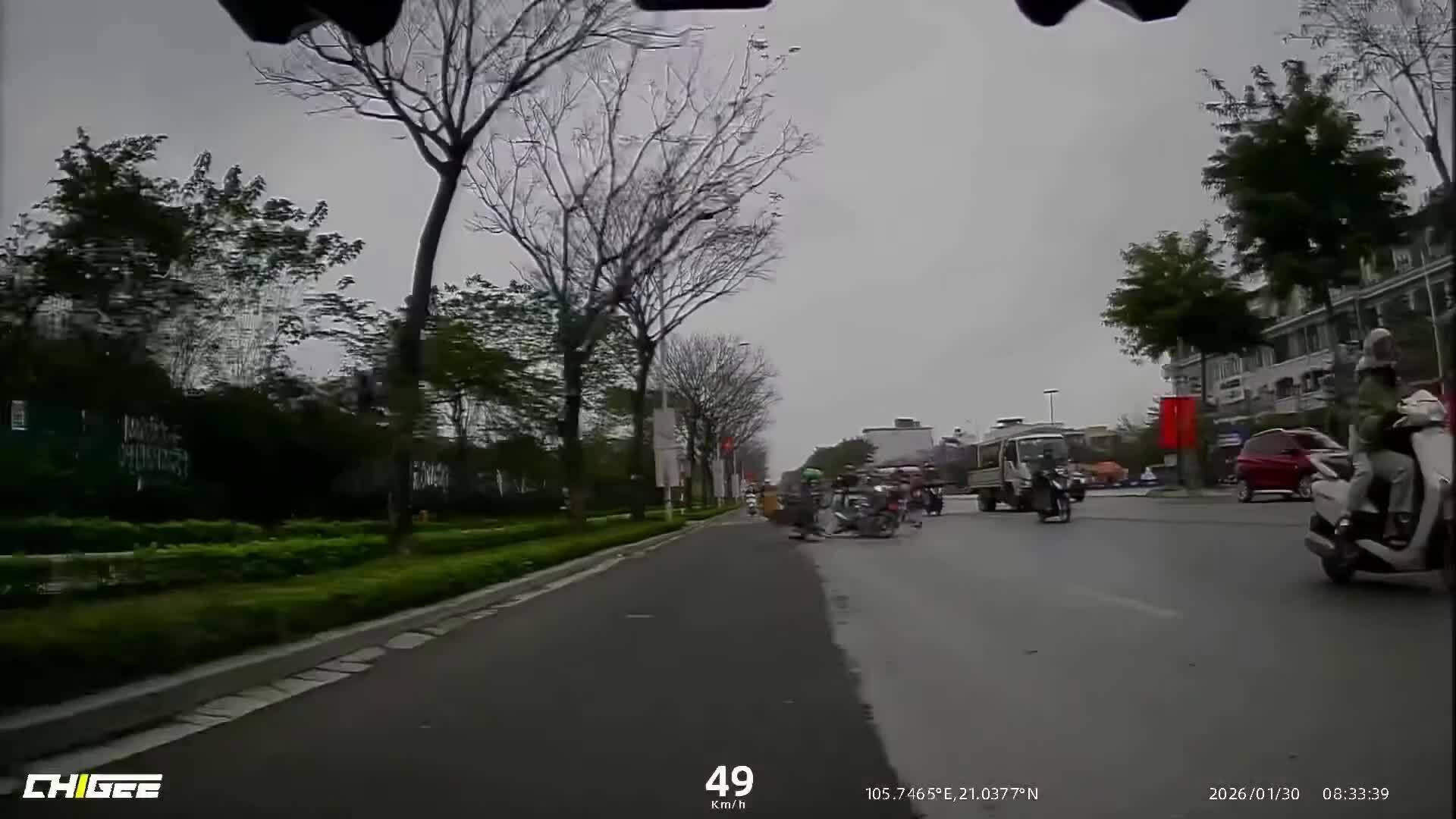 Mải xem điện thoại, thanh niên đi xe máy hất tung người đi xe đạp