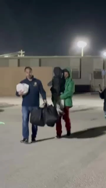 Bé trai 5 tuổi bị đặc vụ ICE bắt đã được về nhà