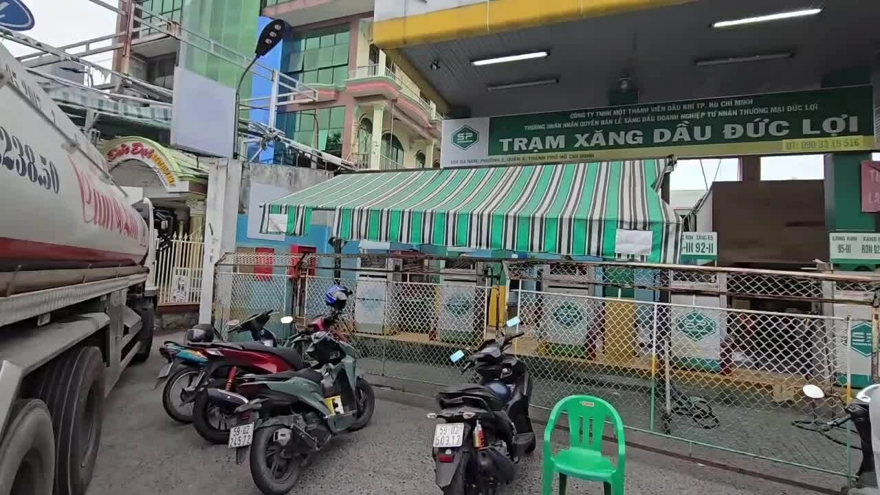 Cảnh sát bắt đường dây sản xuất xăng từ dung môi và phẩm màu