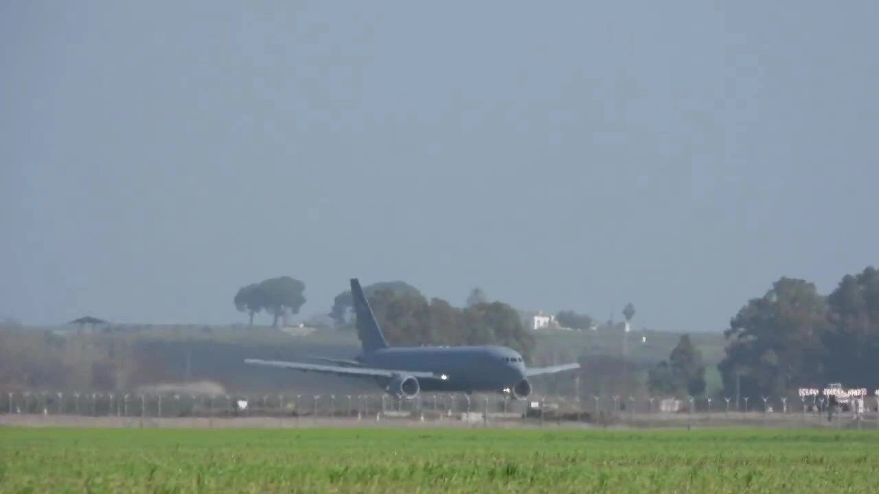 Phi cơ tiếp dầu Mỹ 'nổ lốp, hỏng động cơ' khi cất cánh