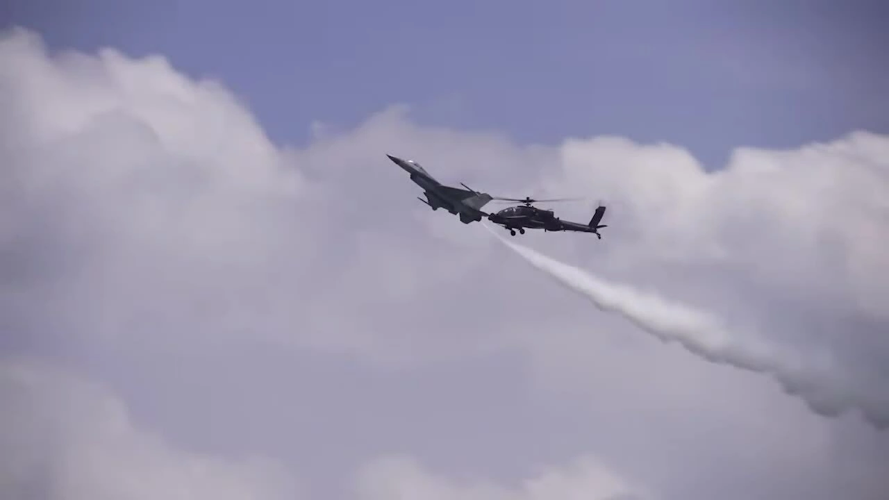 F-16, F-35 biểu diễn tại Singapore