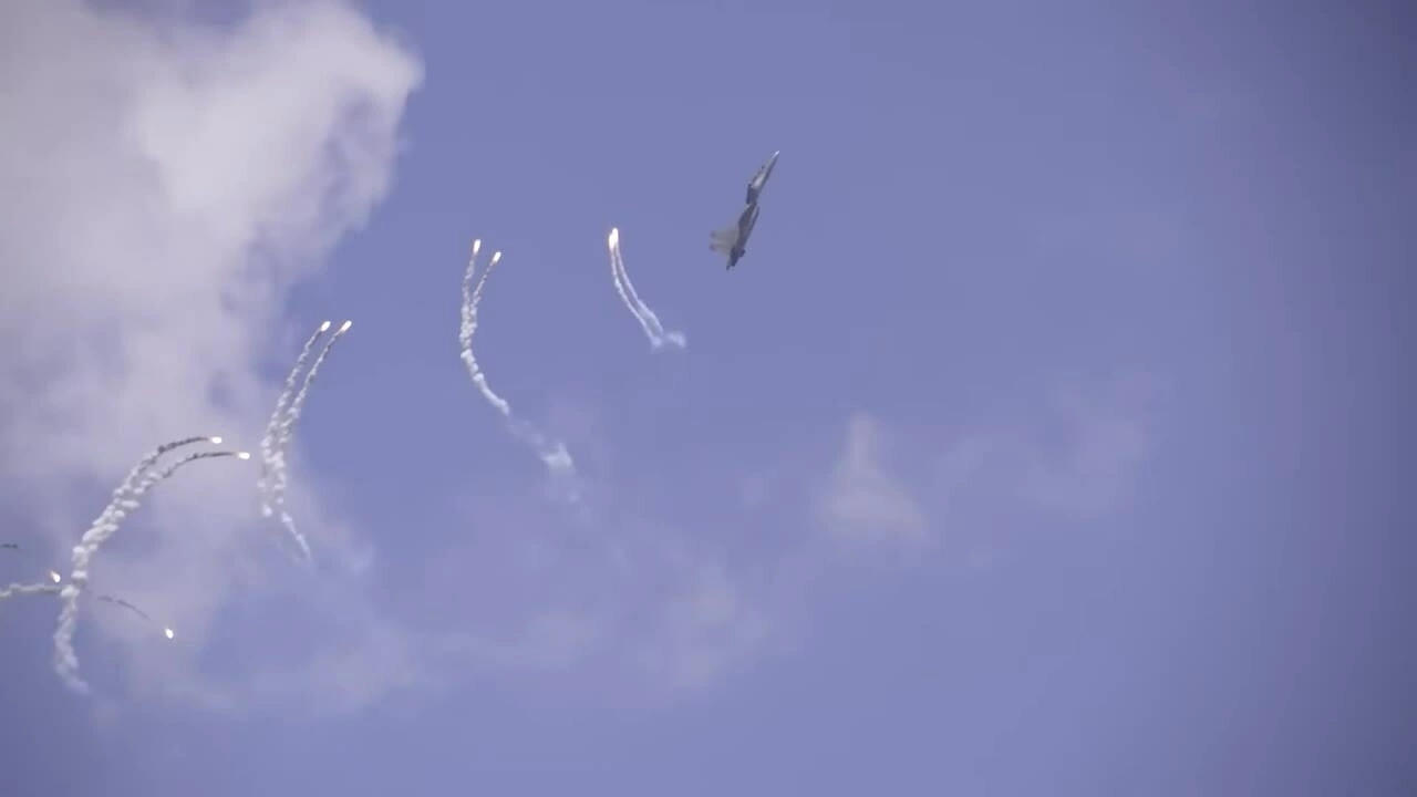 Tiêm kích Su-30 biểu diễn ở Singapore