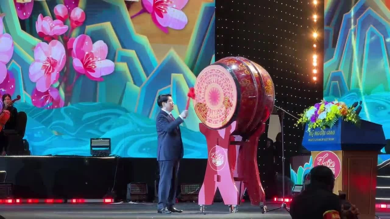 Chủ tịch nước Lương Cường đánh trống tại chương trình Xuân Quê Hương 2026