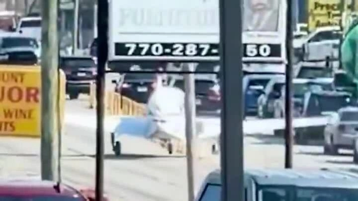 Máy bay đâm loạt phương tiện khi hạ cánh khẩn xuống đường