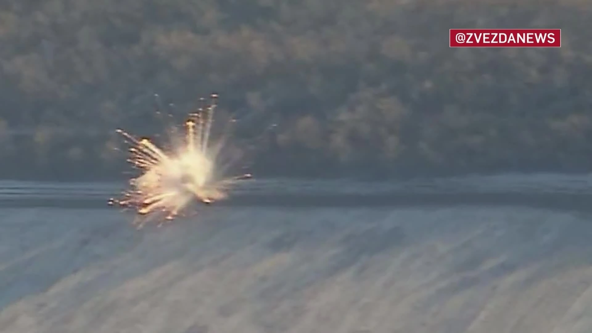 Khoảnh khắc UAV Lancet tập kích pháo 6 triệu USD của Ukraine