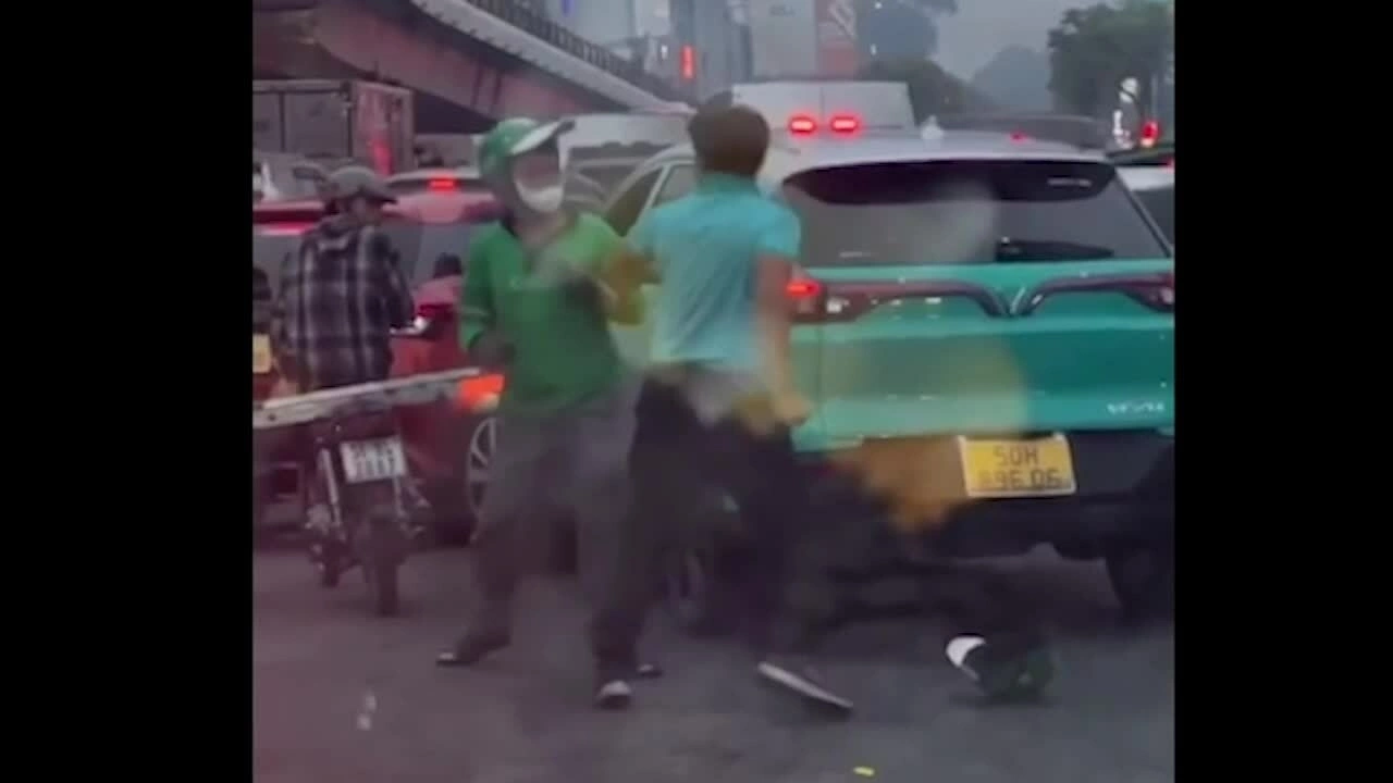 Tài xế leo nắp capo ôtô ẩu đả trước sân bay Tân Sơn Nhất