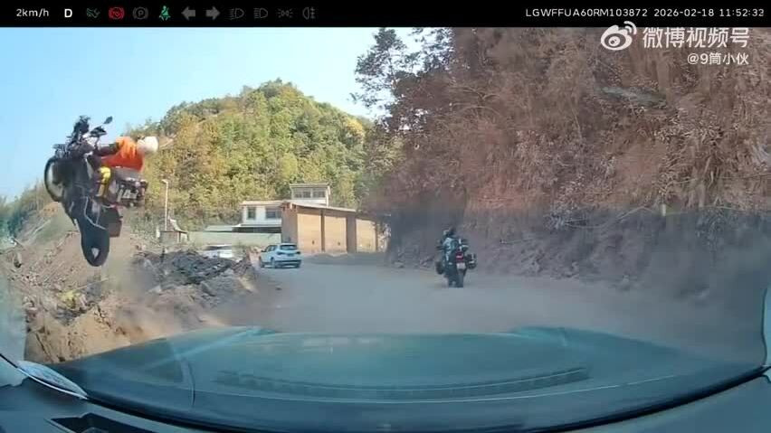 Nữ biker mất lái bay cả người và xe xuống hố