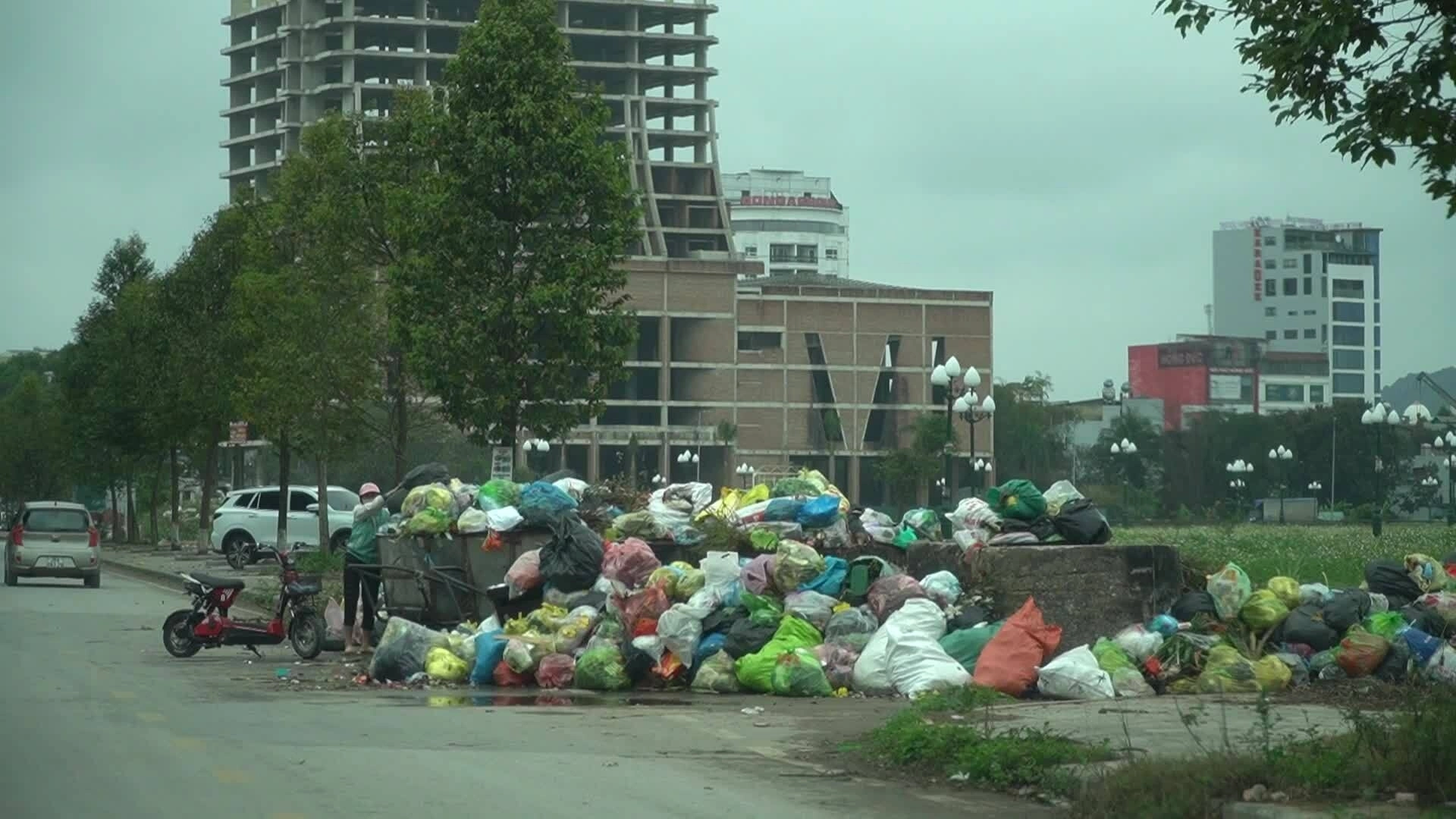 Rác ùn ứ khắp trung tâm Thanh Hóa sau Tết