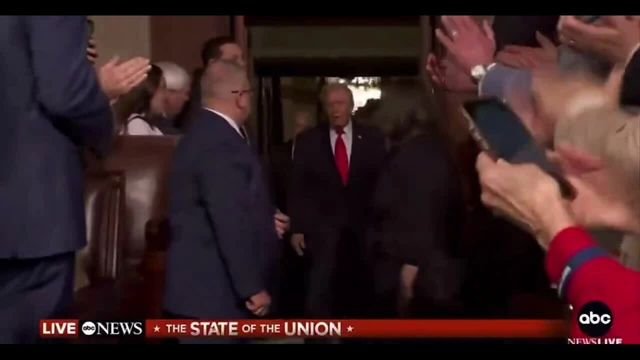 Ông Trump tiến vào phòng họp để đọc Thông điệp LIên bang