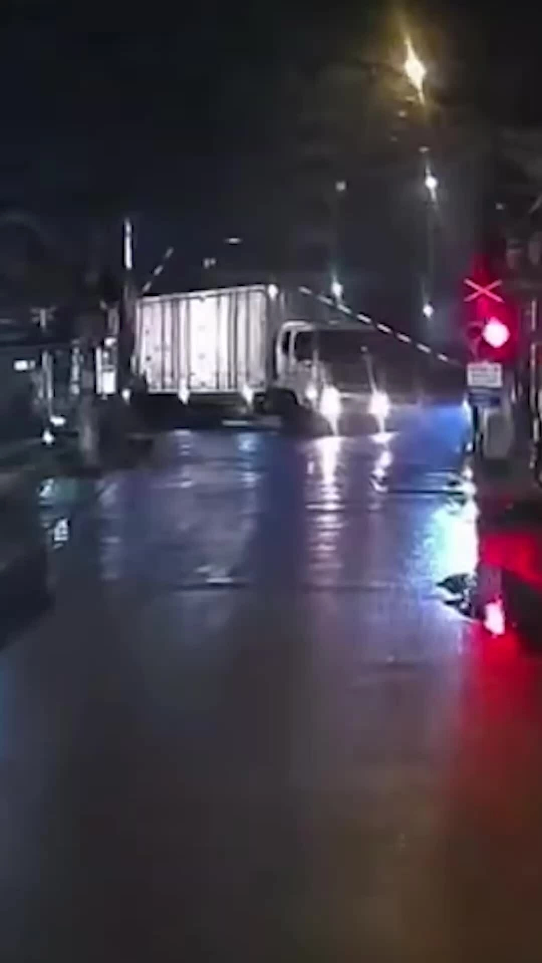 Tàu lửa đâm ôtô ở Hà Nội