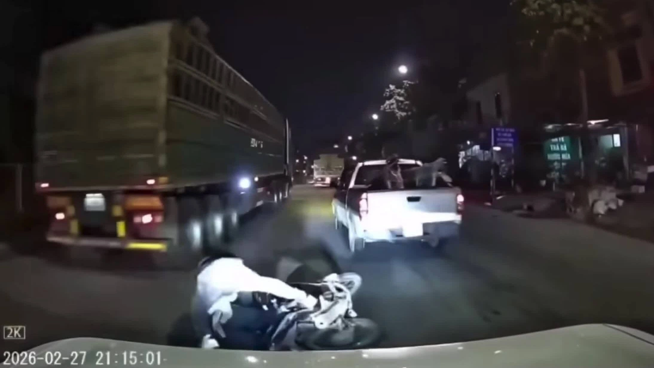 Xe bán tải tạt đầu xe máy khiến 3 người suýt lao vào xe tải