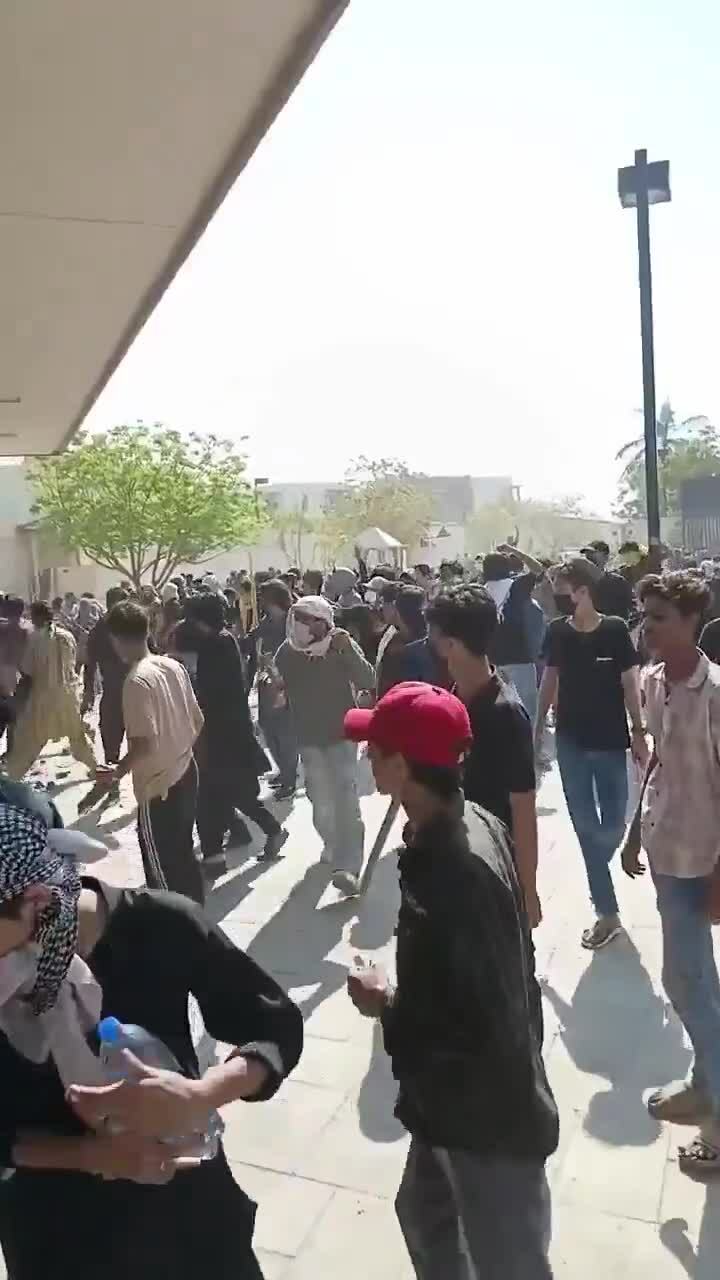 Hàng trăm người biểu tình Pakistan xông vào lãnh sự quán Mỹ