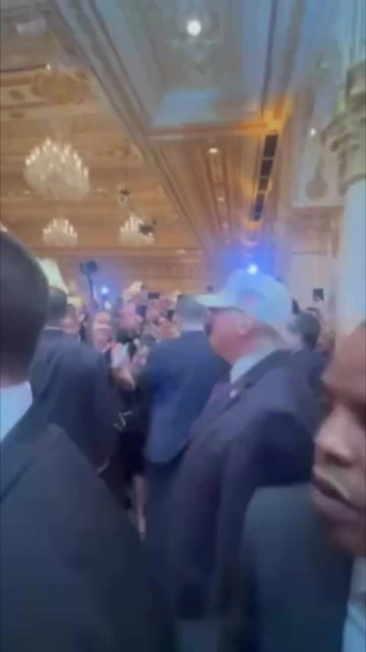 Cách ông Trump chỉ đạo đòn tấn công Iran giữa dạ tiệc tại Mar-a-Lago