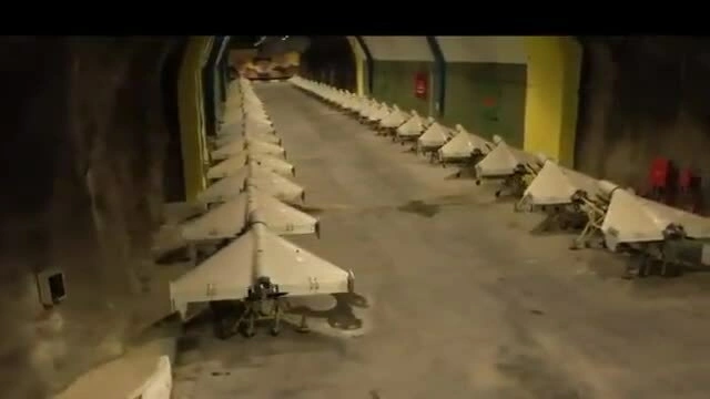 Iran khoe kho vũ khí trong hầm