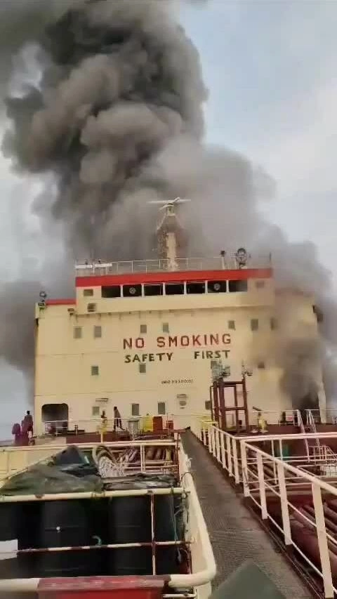 Xuồng không người lái Iran lần đầu đánh trúng tàu dầu